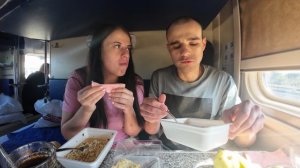 МУКБАНГ В ПОЕЗДЕ / ЛАПША ДОШИРАК / БУТЕРБРОДЫ / ОБЖОР / EATING MUKBANG ASMR АСМР