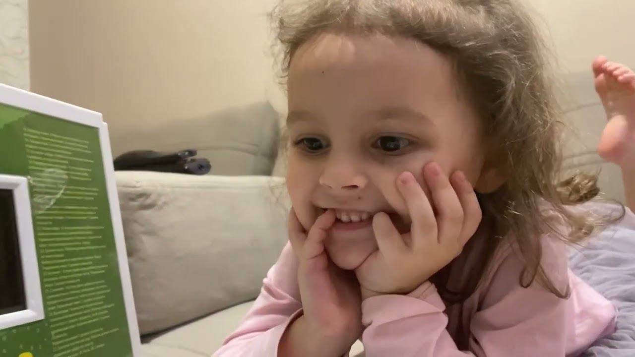 У Леры настоящие ноутбук и фотоаппарат! Подарки от деды Левы смотреть онлайн