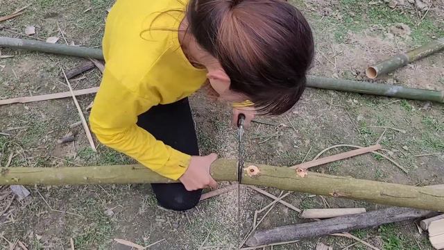 A 20-year-old single mother cuts trees to make a kitchen смотреть онлайн