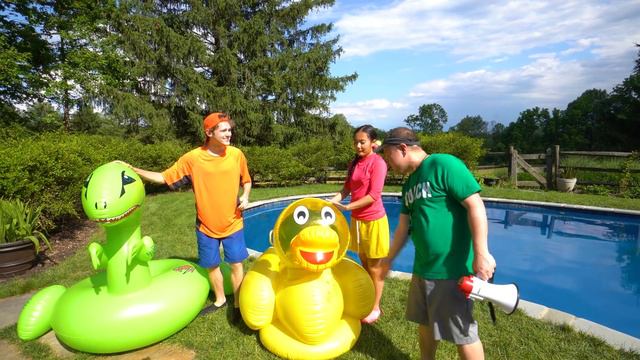 Ellie's Last to Leave the Pool Float Wins - DIY Summer Camp #withme смотреть онлайн