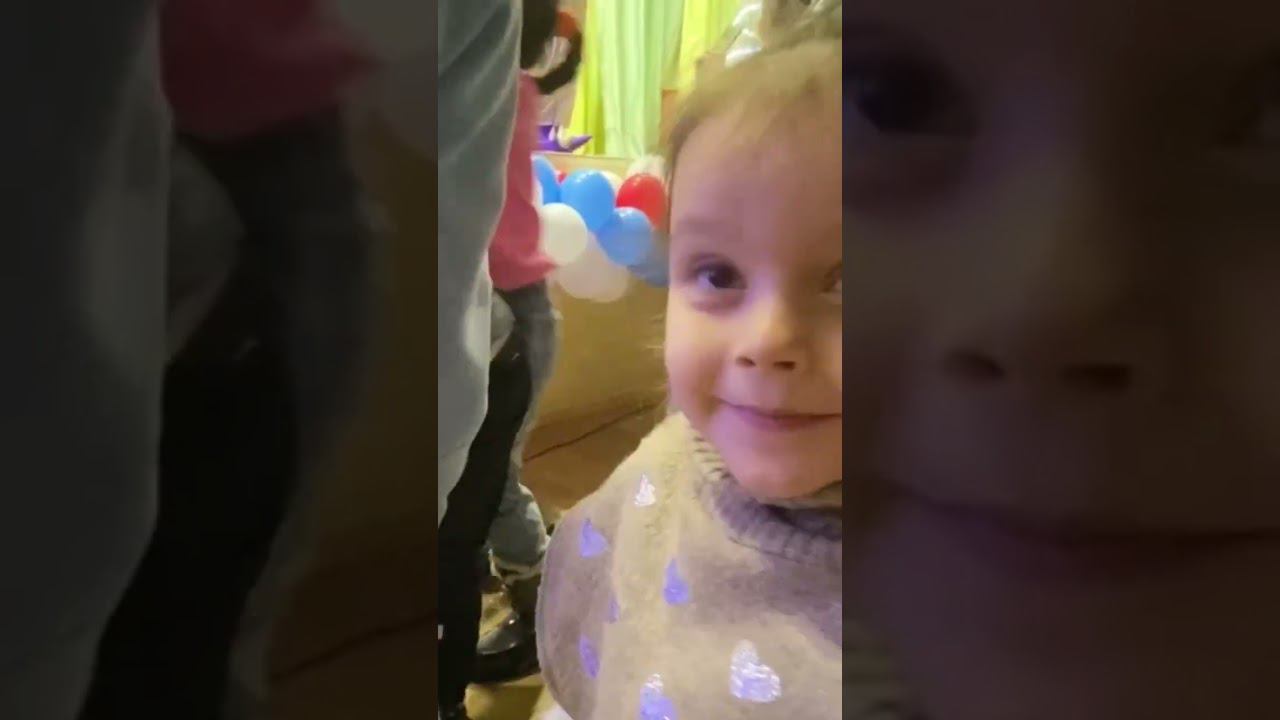 Дети радуются и собирают туалетную бумагу! смотреть онлайн