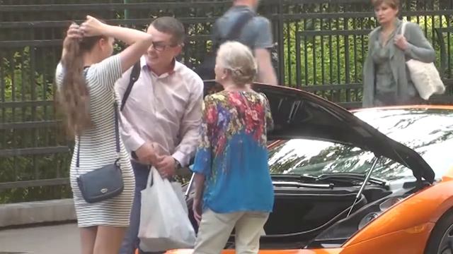 Бабуля на Ламборгини Пранк Granny on Lamborghini Prank смотреть онлайн