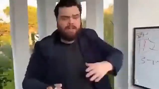 Guy explaining Meme template 1 смотреть онлайн