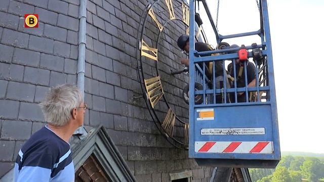 De wijzers van de kerk in Lierop geven weer licht смотреть онлайн