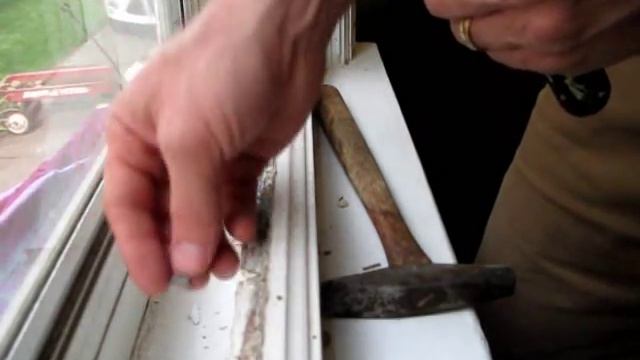 Broken Window Pane Replacement: Step #2, removing the old glazing смотреть онлайн