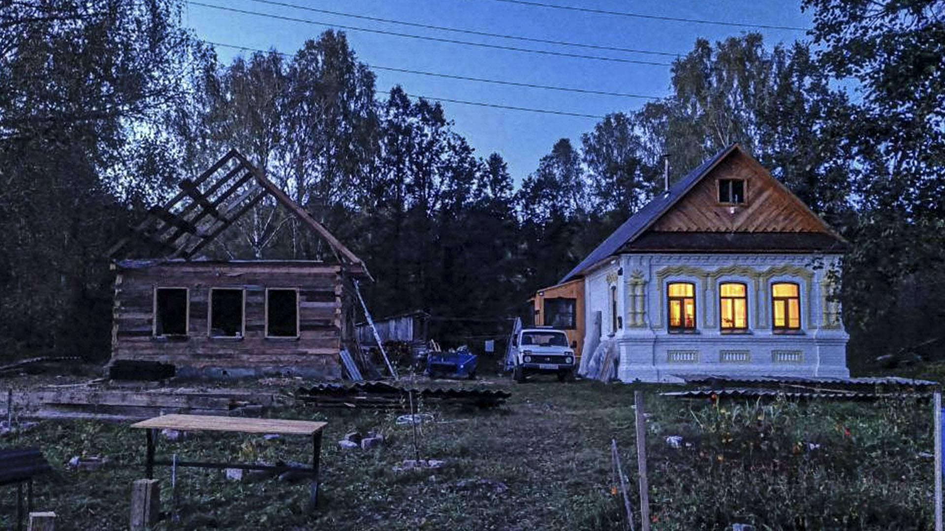 Привезли кровлю! Поработал, чтобы в доме прадеда зимой было тепло. Обживаем бревенчатую пристройку смотреть онлайн