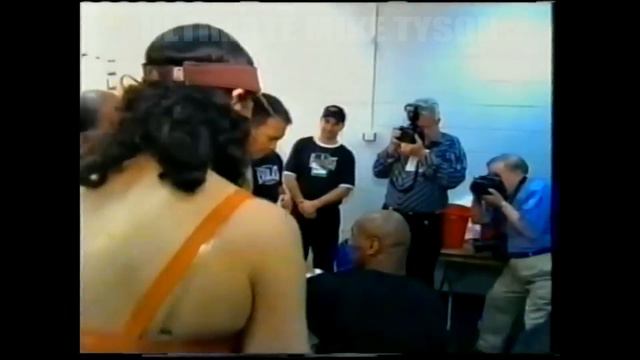 MUHAMMED ALI VISITS MIKE TYSON BEFORE HIS LAST FIGHT! смотреть онлайн
