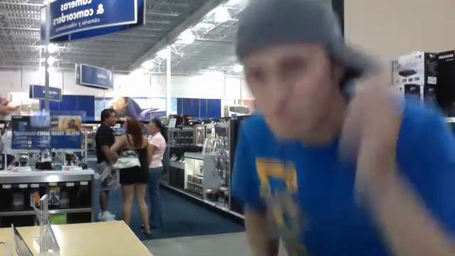 White Boy Dancing To Three 6 Mafia at Best Buy смотреть онлайн