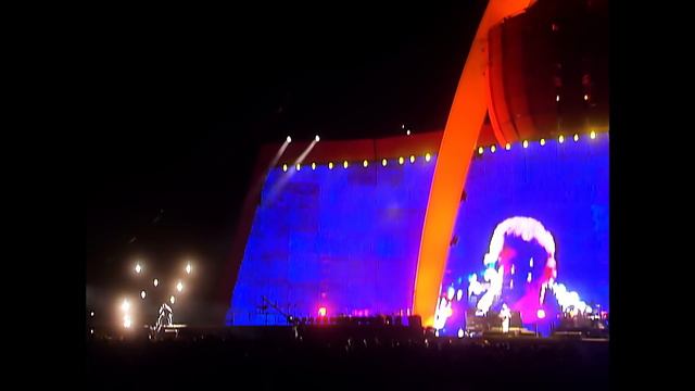 Hold Me, Thrill Me, Kiss Me, Kill Me (Live From The Foro Sol Autodromo, Mexico City, Me... смотреть онлайн