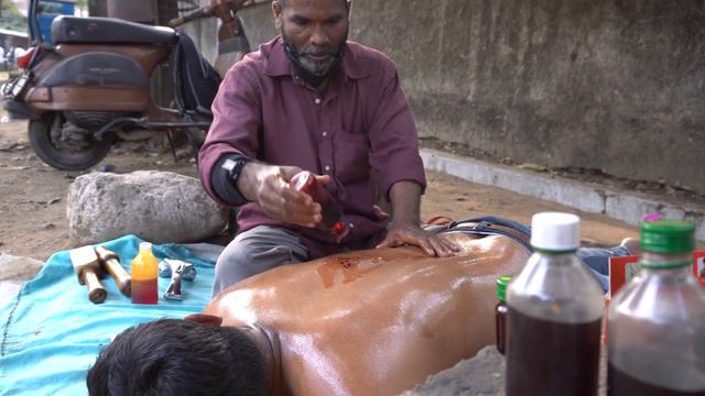 Painkiller Baba Tok-Sen Back Massage & Leg cracking by Smokey oil - Asmr indian barber street side смотреть онлайн