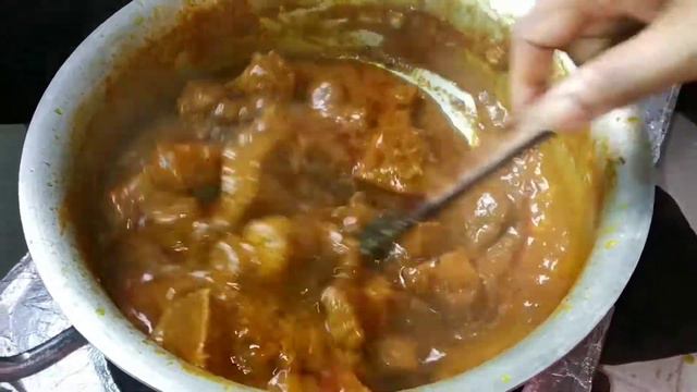 চট্টগ্রামের ঐতিহ্যবাহি কালা ভূনা রেসেপি। গরুর মাংসের কালা ভূনা রেসেপি। смотреть онлайн