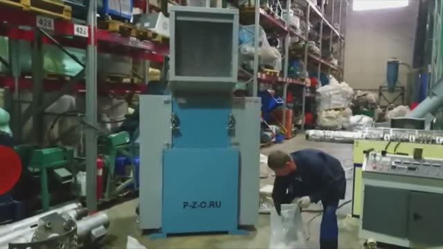 Пример работы роторной дробилки PZO для измельчения пластиковых отходов производства - КИИТ смотреть онлайн