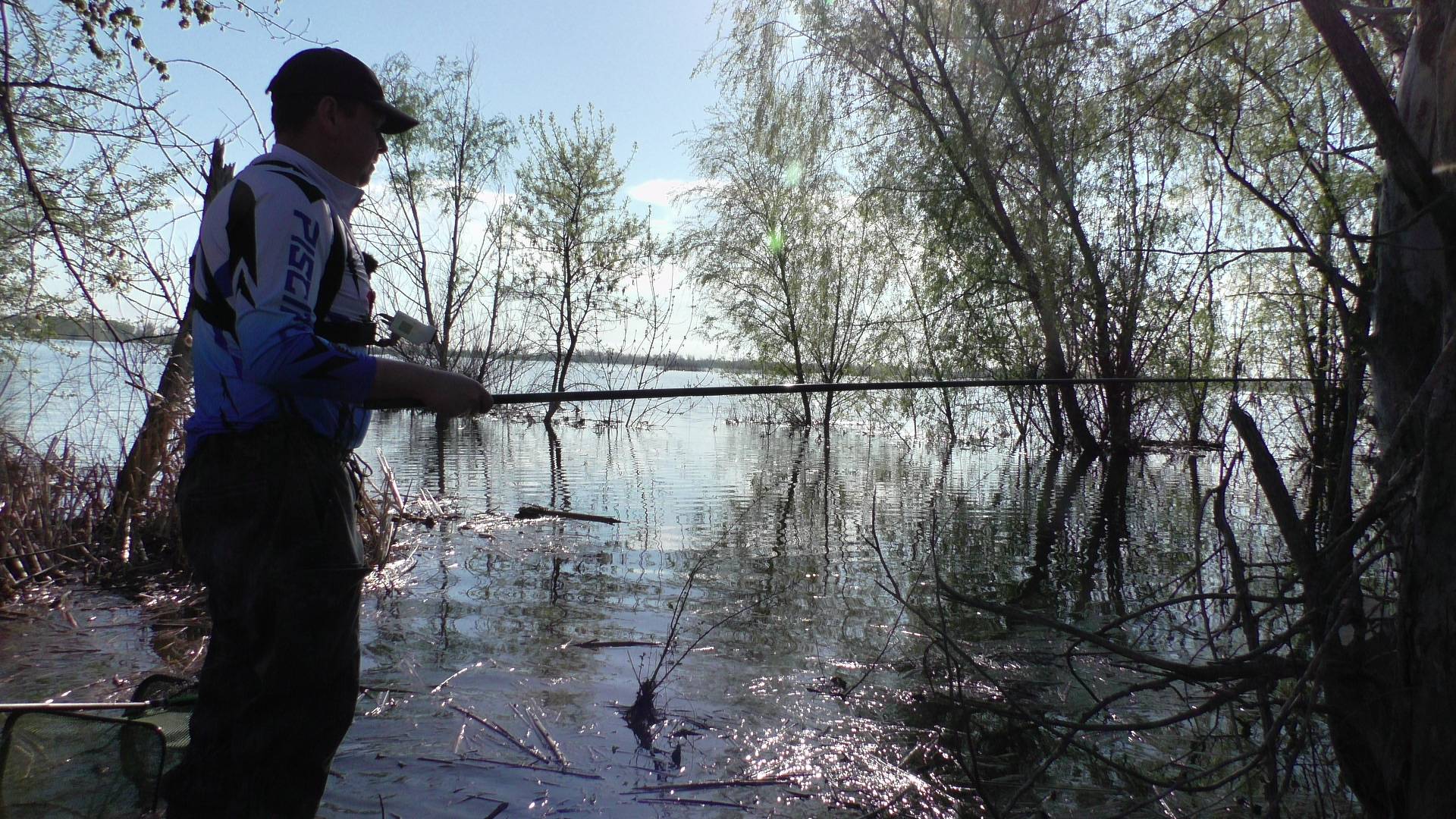 ПОПЛАВОК ЗАШЕВЕЛИЛСЯ ДУМАЛ КАРАСЬ... Рыбалка в зарослях травы смотреть онлайн