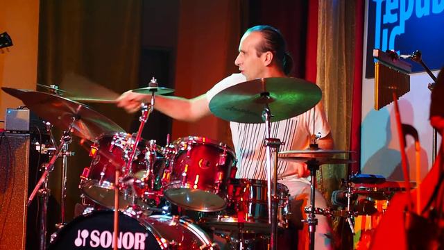 Awesome, impressive drum solo by Jiří Stivín junior from The Hammond Glory jazz band смотреть онлайн