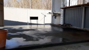 Залили под навесом бетонный пол. Своими руками.