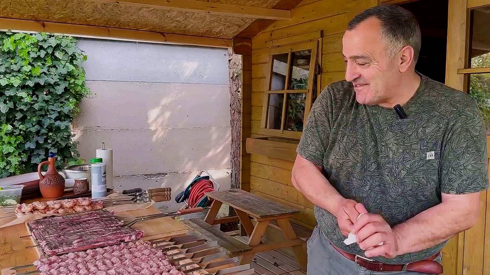 Люля-кебаб из говядины и курицы, шашлык из баранины на решетке и куриные крылышки на шампурах смотреть онлайн