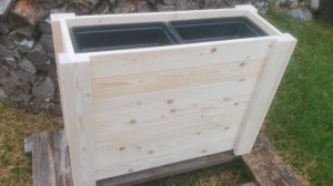 Деревянное уличное кашпо.