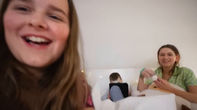 LAST TO LEAVE THE BED AT 3AM!! *$1000 Prize* смотреть онлайн