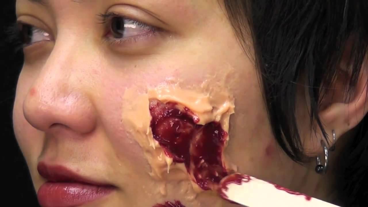 Broken Glass in a Facial Wound Special FX Makeup Minute смотреть онлайн