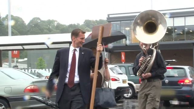 Following Jeremy Hunt With A Sousaphone - The Last Leg смотреть онлайн