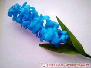 Яркие цветы гиацинты из гофрированной бумаги