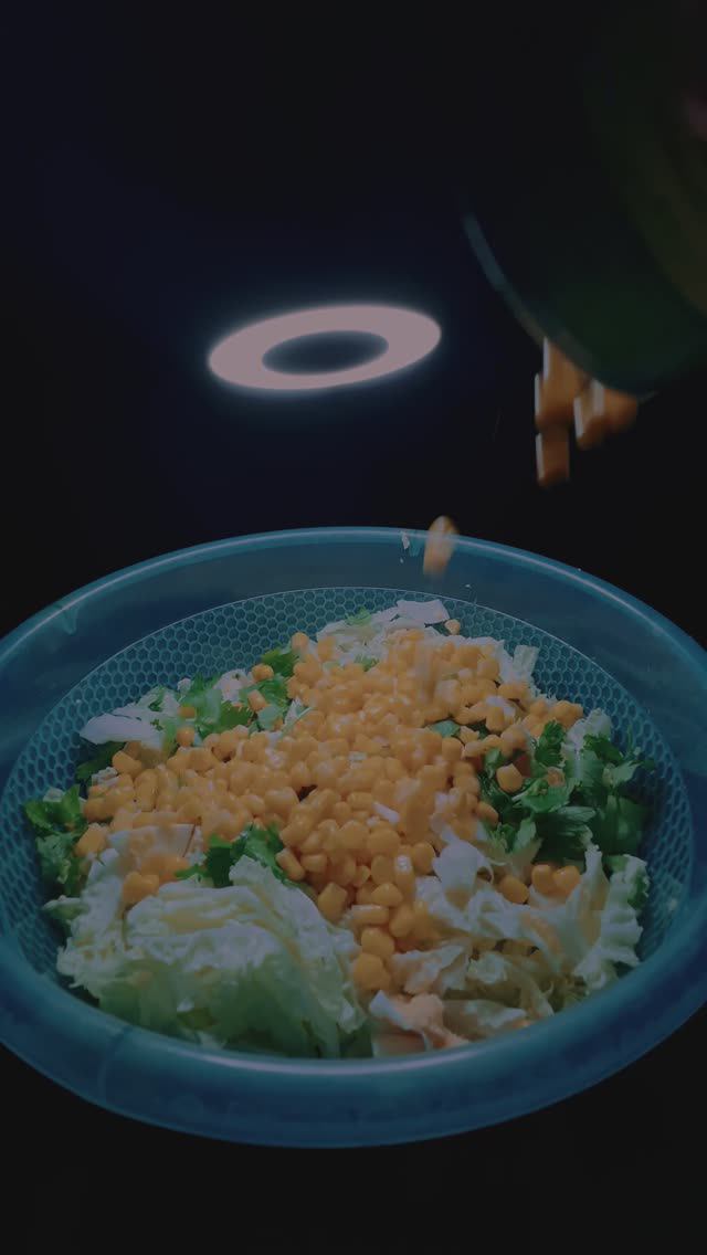 Салат из пекинской капусты с кукурузой, яйцом и огурцом