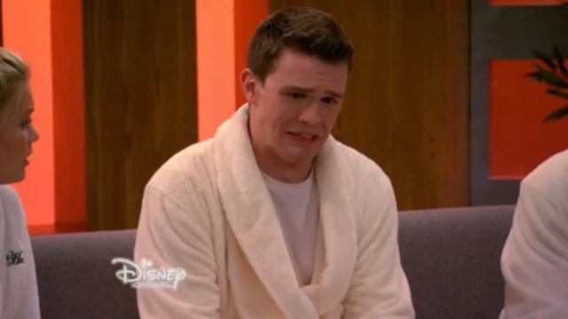 I Didn't Do It "Lindy Breaks Garrett" Clip смотреть онлайн