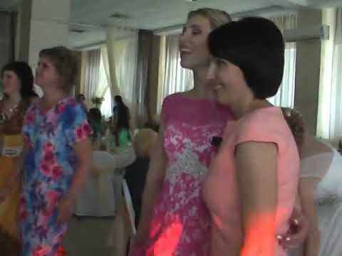 На выпускном вечере у своих детей папы зажгли по полной смотреть онлайн