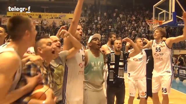 Nemanja Stevanović peva grobarske pesme nakon pobede košarkaša Partizana u derbiju смотреть онлайн