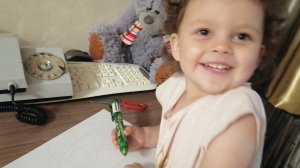 Ребенок делает уроки. Учимся рисовать. Детский телефон