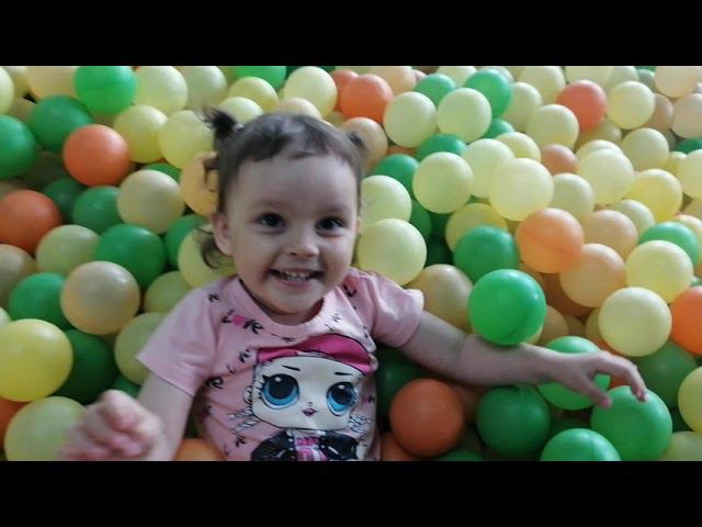 Детский развлекательный центр Балу! Играем в огромном бассейне с шариками! смотреть онлайн