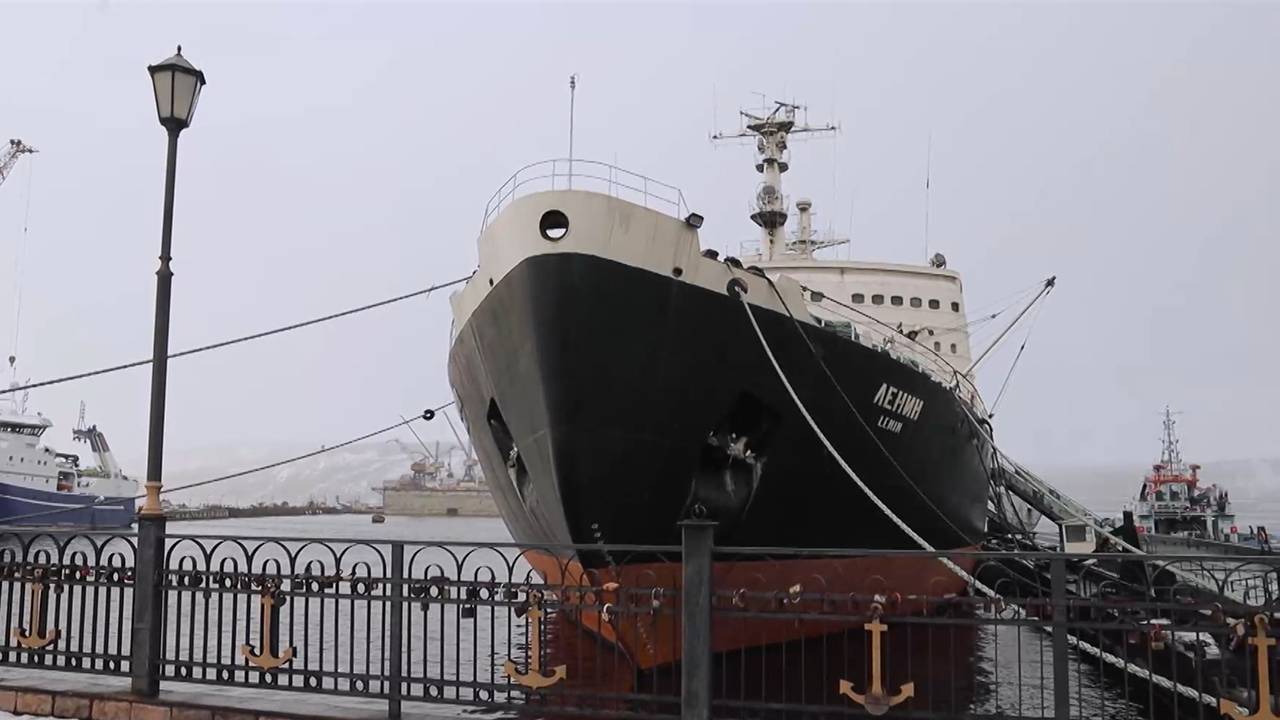 Атомный ледокол «Ленин» вернулся в Мурманск после ремонта смотреть онлайн