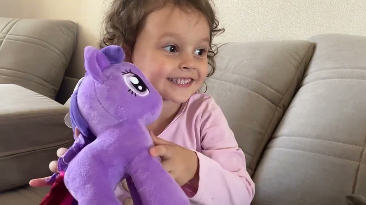 Обзор игрушек. Ёжик Соник, единороги, милые пони Искорка и Райти смотреть онлайн