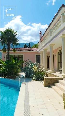 ⚡️ Заглянем внутрь розовой виллы с бассейном и сногсшибательными видами ⚡️ смотреть онлайн