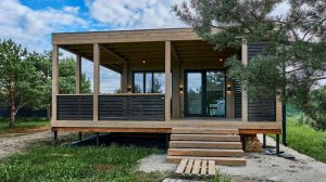 Премиальная модульная баня с плоской крышей и удлинённой террасой