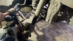 Это легко замена поршня и пыльника заднего тормозного суппорта и SsangYong Kyron ( Кайрон )