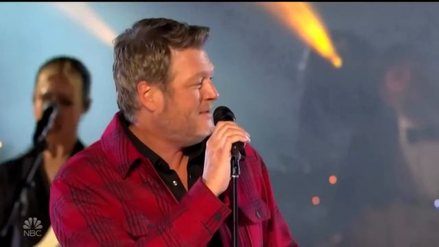 Gwen Stefani & Blake Shelton - You make it feel like Christmas (Rockefeller Center 2022) смотреть онлайн