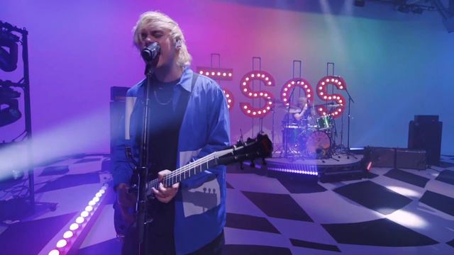 5 Seconds Of Summer - She Looks So Perfect Live On The 5 Seconds Of Summer Show смотреть онлайн