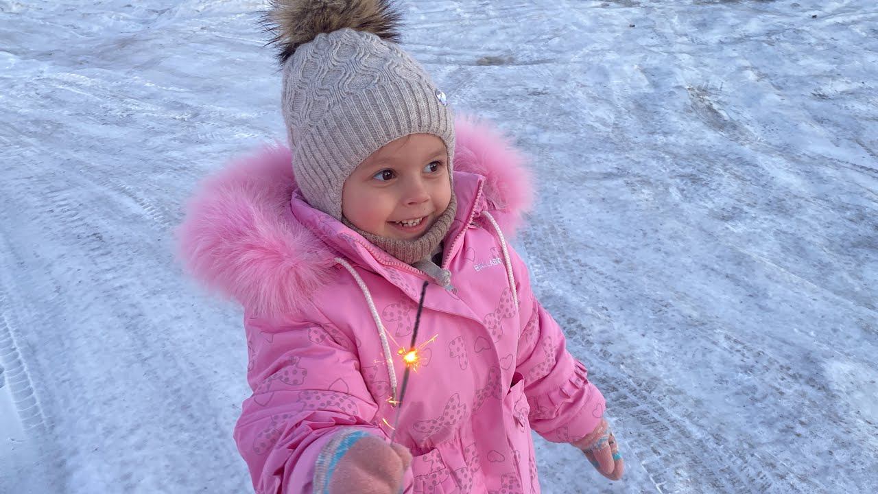 Новогодние праздники. Выходные с семьёй. Горки, прятки, салют смотреть онлайн