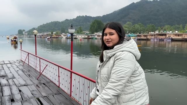 Houseboat Stay Experience in Srinagar | Cost, Room Tour, Delicious Lunch | Kashmir Episode 1 смотреть онлайн