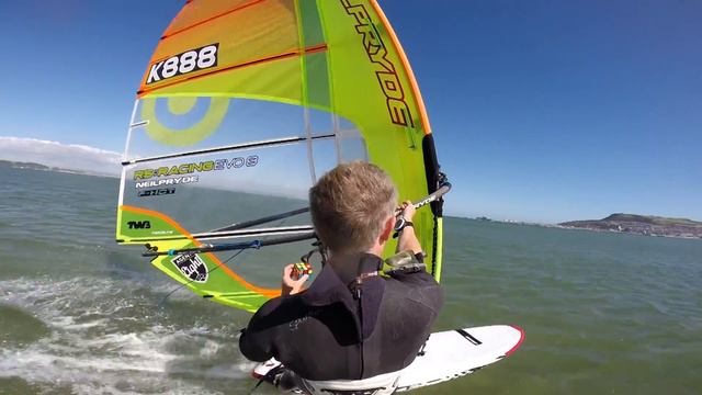 Solving the Rubik's Cube one-handed whilst windsurfing смотреть онлайн