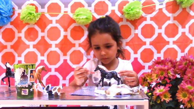 София разукрашивает ЛОШАДЕЙ DIY ART painting HORSES смотреть онлайн