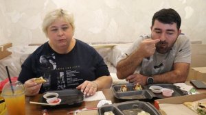 МУКБАНГ Ужинаем в новой квартире/ роллы и пицца/