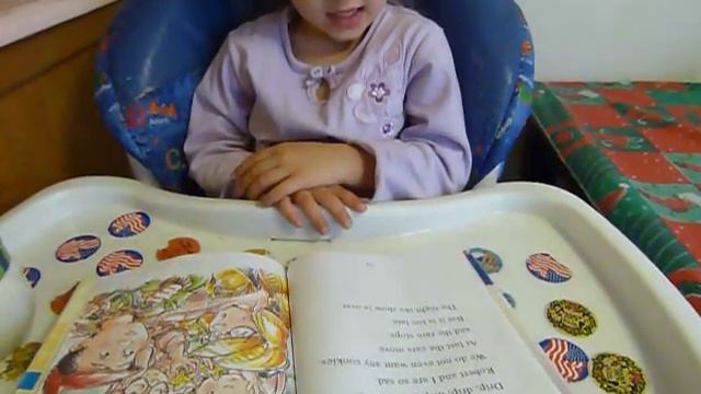 Алисе 3 года 2 месяца, читает книгу по английски смотреть онлайн