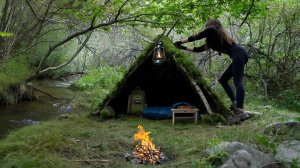 Девушка ночует в импровизированной хижине. Соло Бушкрафт. АСМР