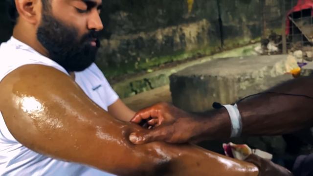 Smoke Master Hand massage on street side under tree 🌳 - Street Side painkiller Baba ( Street ASMR) смотреть онлайн
