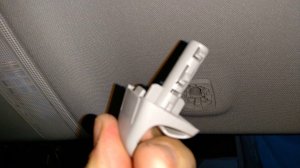 Снятие крючка противосолнечного козырька Toyota Corolla 150