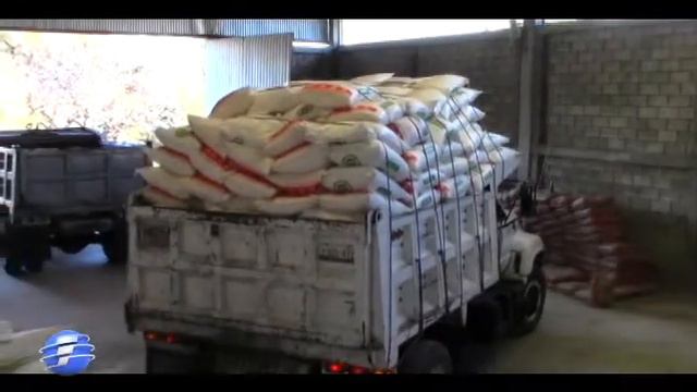 Entrega alcalde de Tetipac, Néstor Serrano Rodríguez, fertilizante para ejidatarios. смотреть онлайн