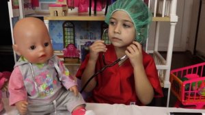 Играем в Доктора лечим кукол! Доктор Эмилюша бинтует пациентов  от всех болезней Веселое видео