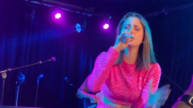 Laura Marano singing Something To believe In Live At The Madame Lou"s смотреть онлайн